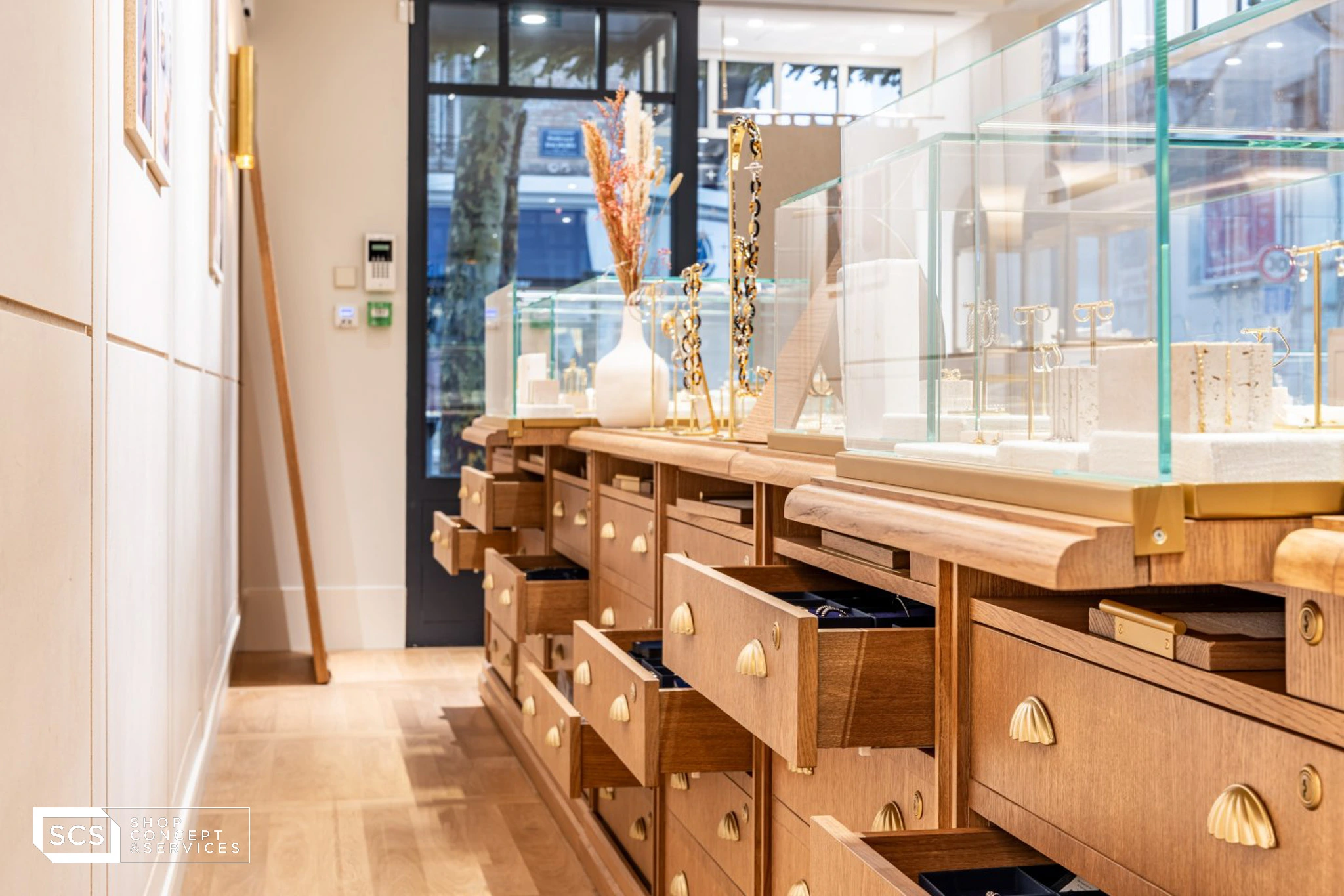 Mise en avant de présentoirs bois et verre Shop Concept