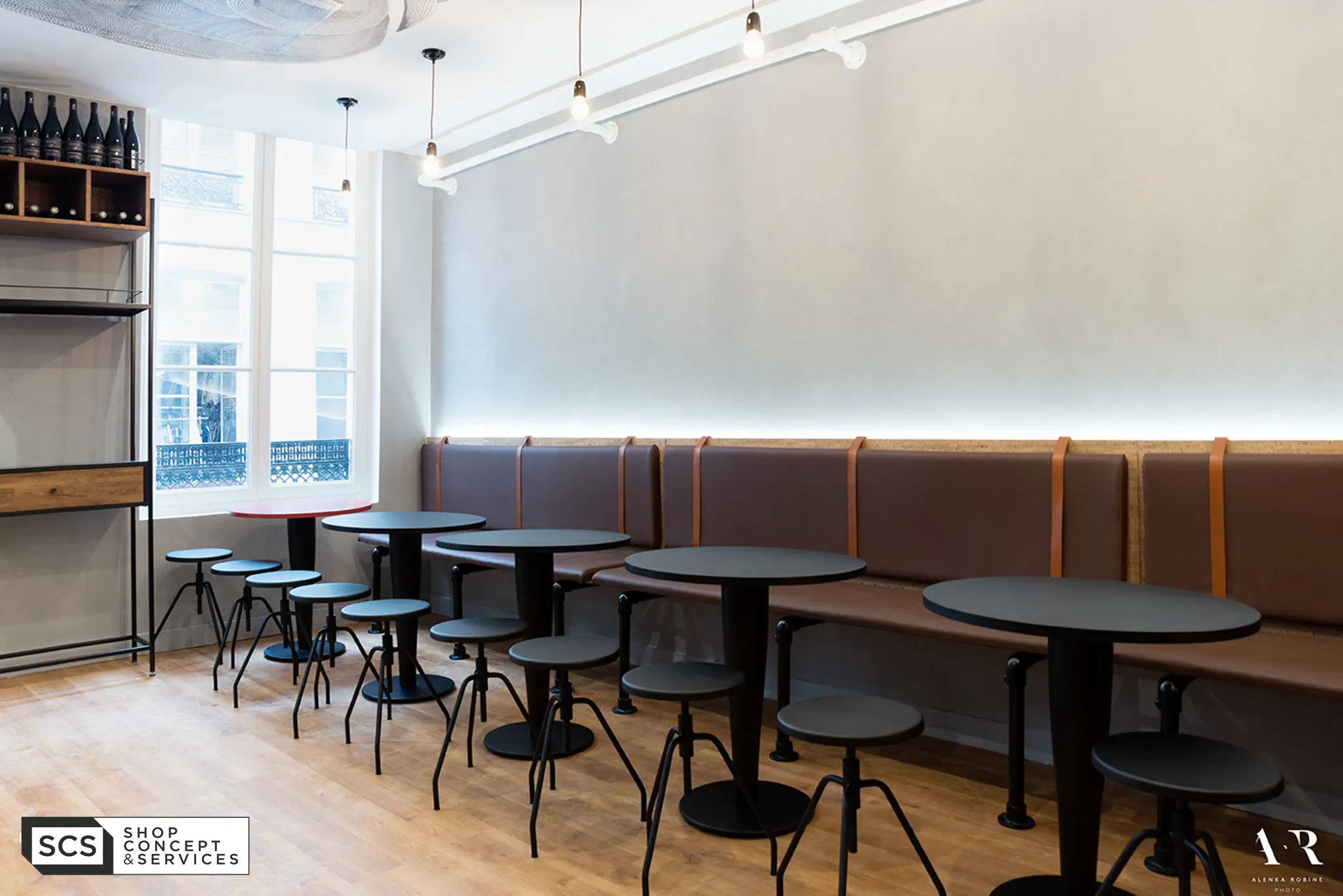 Salle de restaurant avec tables rondes noires Shop Concept