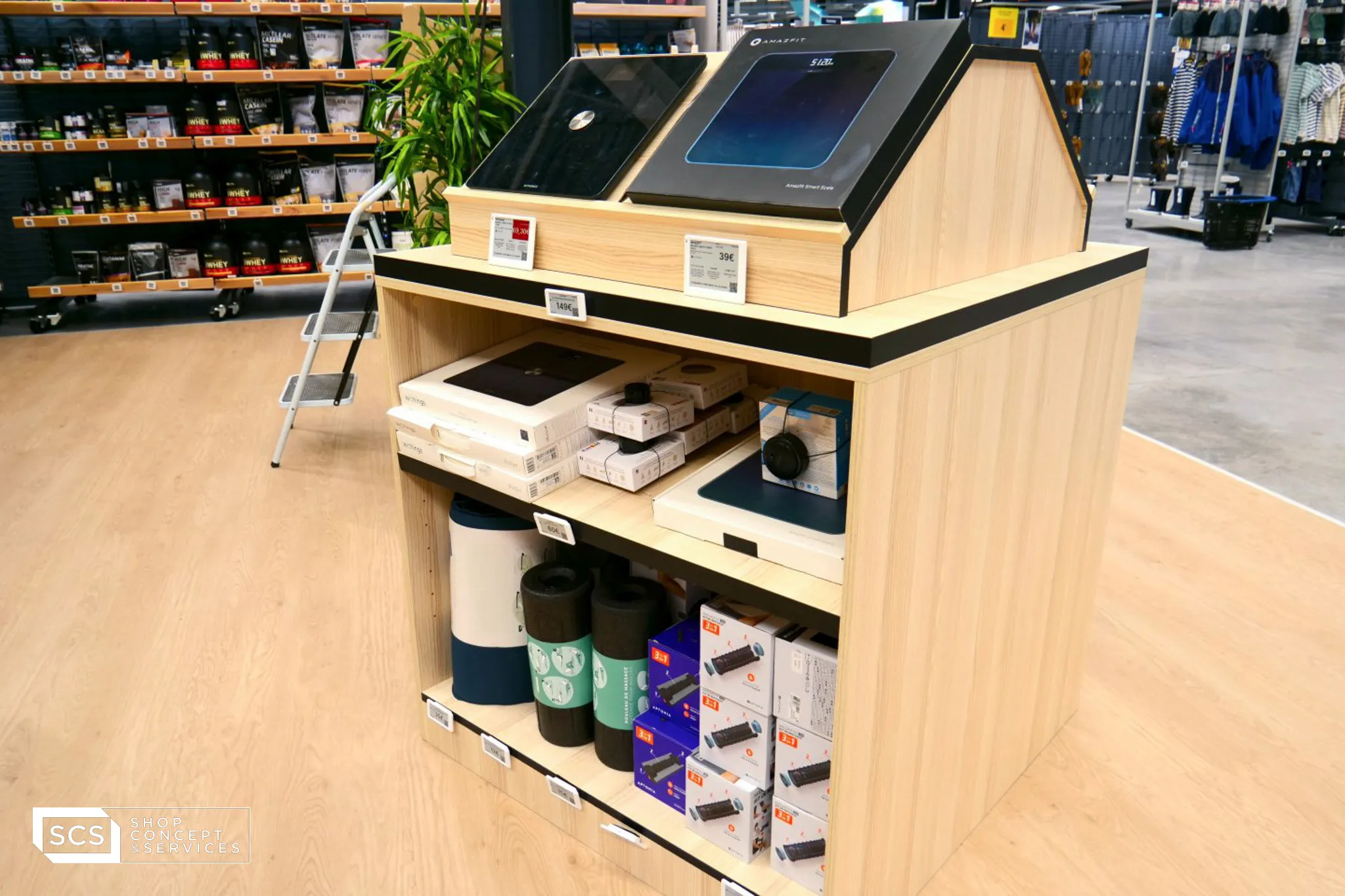 Présentoir en bois dans un magasin Shop Concept