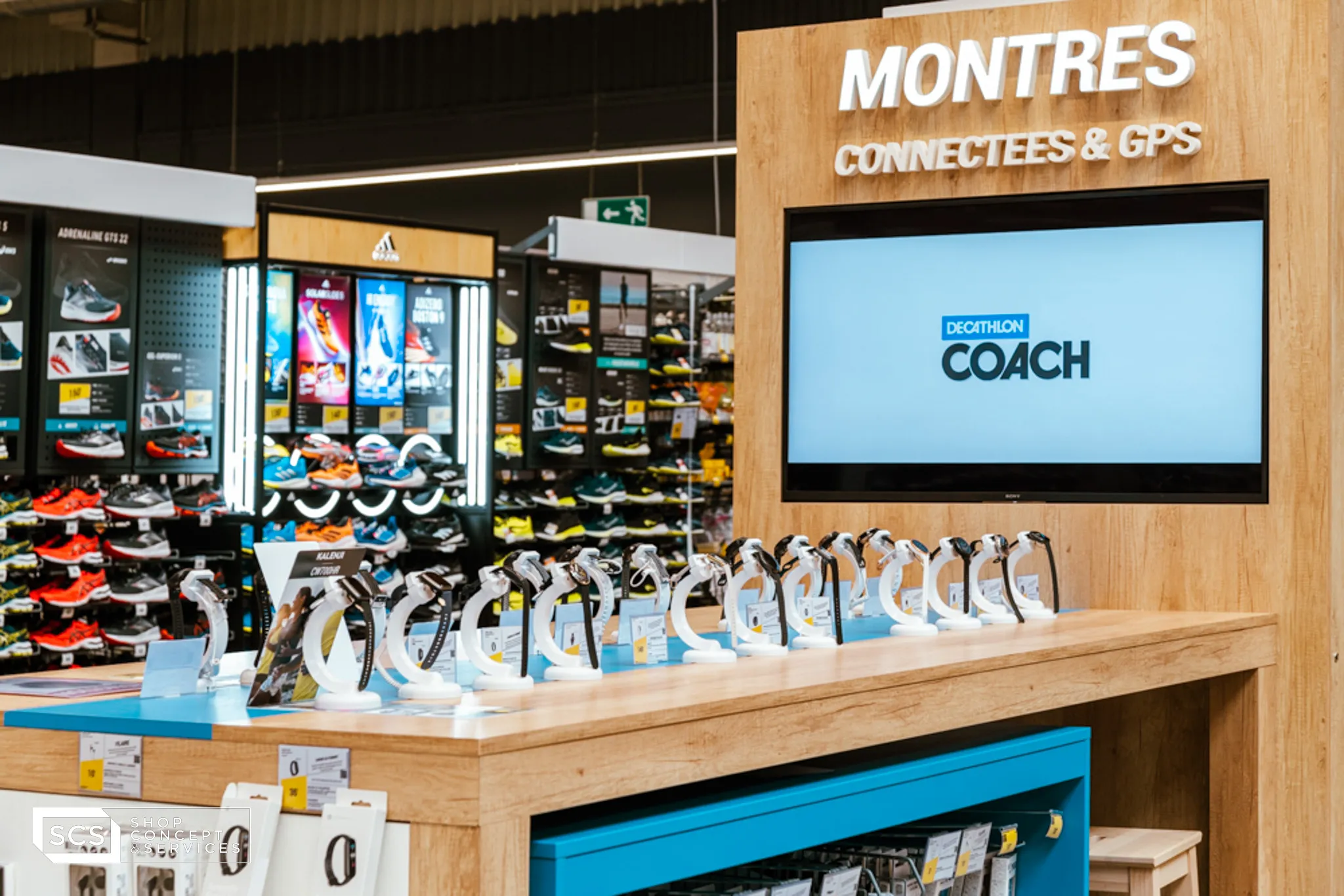 Rayon montres connectées & gps de magasin de sport décathlon Shop Concept