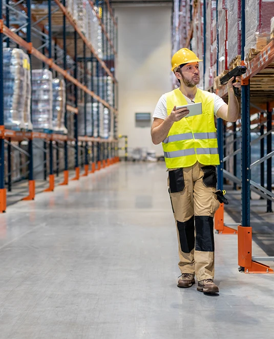 Homme qui travaille dans un entrepôt de logistique par Shop Concept