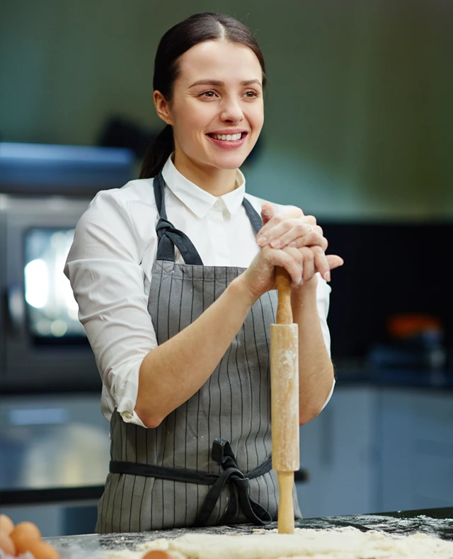 Femme tenant un rouleau à pâtisserie Shop Concept