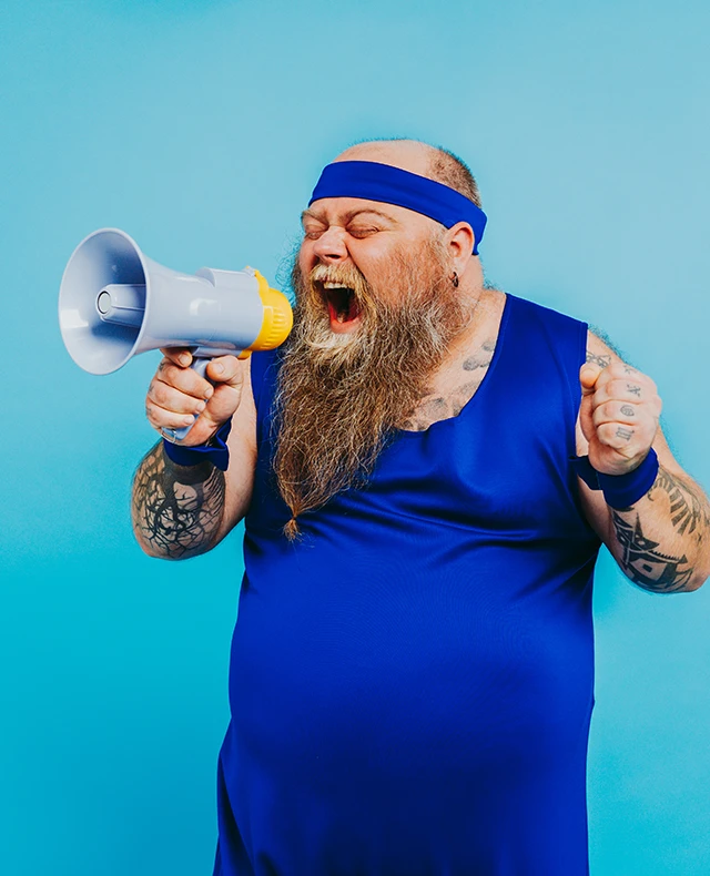 Homme en marcel bleu qui crie dans un mégaphone Shop Concept