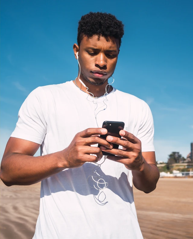 Homme avec écouteurs Shop Concept